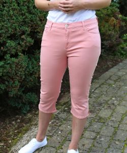 BRAX Shakira skinny cropped below the knee trousers in coral. Features pockets and side splits.